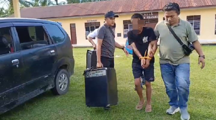 Pelaku saat diamankan petugas kepolisian.
