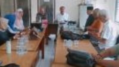 Ketua PWISumut, H.Farianda P.Sinik saat memimpin rapat pembentukan panitia
