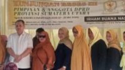 Usai reses. Anggota DPRD Sumut dari Fraksi Partai Golkar Irham Buana Nasution, SH, M.Hum (baju putih) berfoto bersama dengan konstituen.