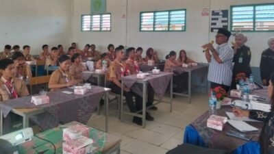 Kepala Sekolah SMK Negeri 1 Lumut Drs. Sumarno saat menyampaikan arahan kepada siswa-siswi yang mengikuti program Jaksa Masuk Sekolah.