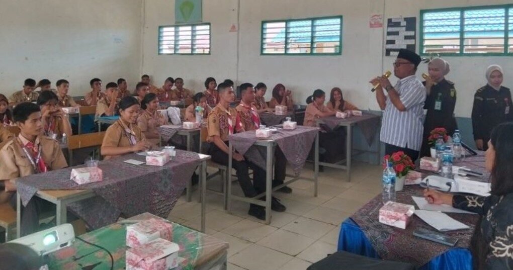 Kepala Sekolah SMK Negeri 1 Lumut Drs. Sumarno saat menyampaikan arahan kepada siswa-siswi yang mengikuti program Jaksa Masuk Sekolah.