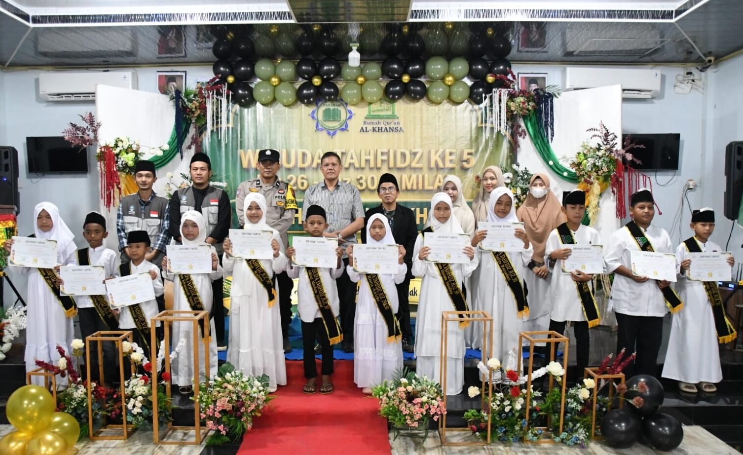 Kadis Koperasi dan UMKM Tapteng Erman Syahrin Lubis foto bersama dengan para Wisuda Tahfidz Qur'an Al Khansa, Minggu (3/5/2026).*