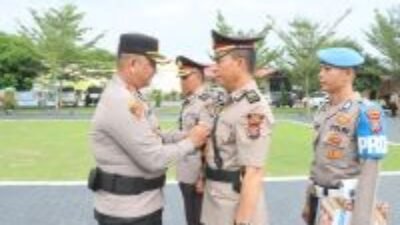 Bupati Taput JTP Hutabarat memotivasi semangat tani dalam kunjungannya di Desa Sisordak Kecamatan Parmonangan.*