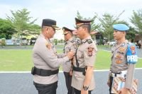 Bupati Taput JTP Hutabarat memotivasi semangat tani dalam kunjungannya di Desa Sisordak Kecamatan Parmonangan.*