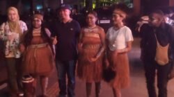 Kepala Dinas Pariwisata Kota Medan M.Odi Anggia Batubara, S.STP, MM (baju kaos pakai topi) berfoto bersama dengan mahasiswa dan mahasiawi Unimed yang berasal dari Provinsi Papua.
