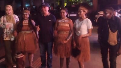 Kepala Dinas Pariwisata Kota Medan M.Odi Anggia Batubara, S.STP, MM (baju kaos pakai topi) berfoto bersama dengan mahasiswa dan mahasiawi Unimed yang berasal dari Provinsi Papua.