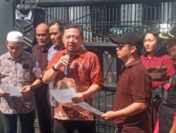 Massa Gerbrak Berunjuk Rasa Di DPRD Sumut