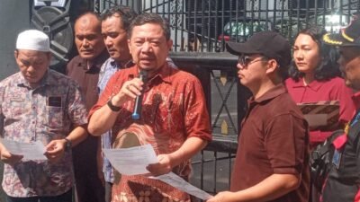 Kasubbag Humas Protokol dan Publikasi Sekretariat DPRD Sumut M Sofyan Tanjung di dampingi staf penerima aspirasi H. Hamlan P Nasution dan staf Humas Dedi saat menerima aksi unjuk rasa massa Gerbrak. (