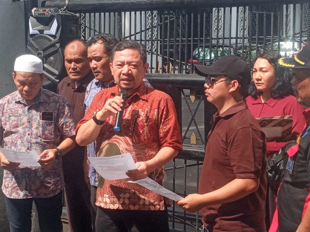 Kasubbag Humas Protokol dan Publikasi Sekretariat DPRD Sumut M Sofyan Tanjung di dampingi staf penerima aspirasi H. Hamlan P Nasution dan staf Humas Dedi saat menerima aksi unjuk rasa massa Gerbrak. (