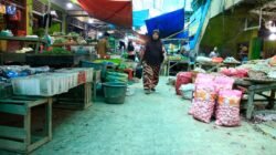 Warga Aceh Tamiang tampak mengunjungi Pasar Kuala Simpang untuk memenuhi kebutuhan sehari-hari, menciptakan suasana yang semakin mendekati kondisi normal.