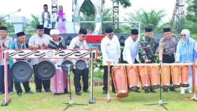 Dr. H. Anton Achmad Saragih, bersama Ketua DPRD, Sugiarto dan jajaran Forkompinda, saat pukul gondrong peresmian MTQ Tkt. Kabupaten.