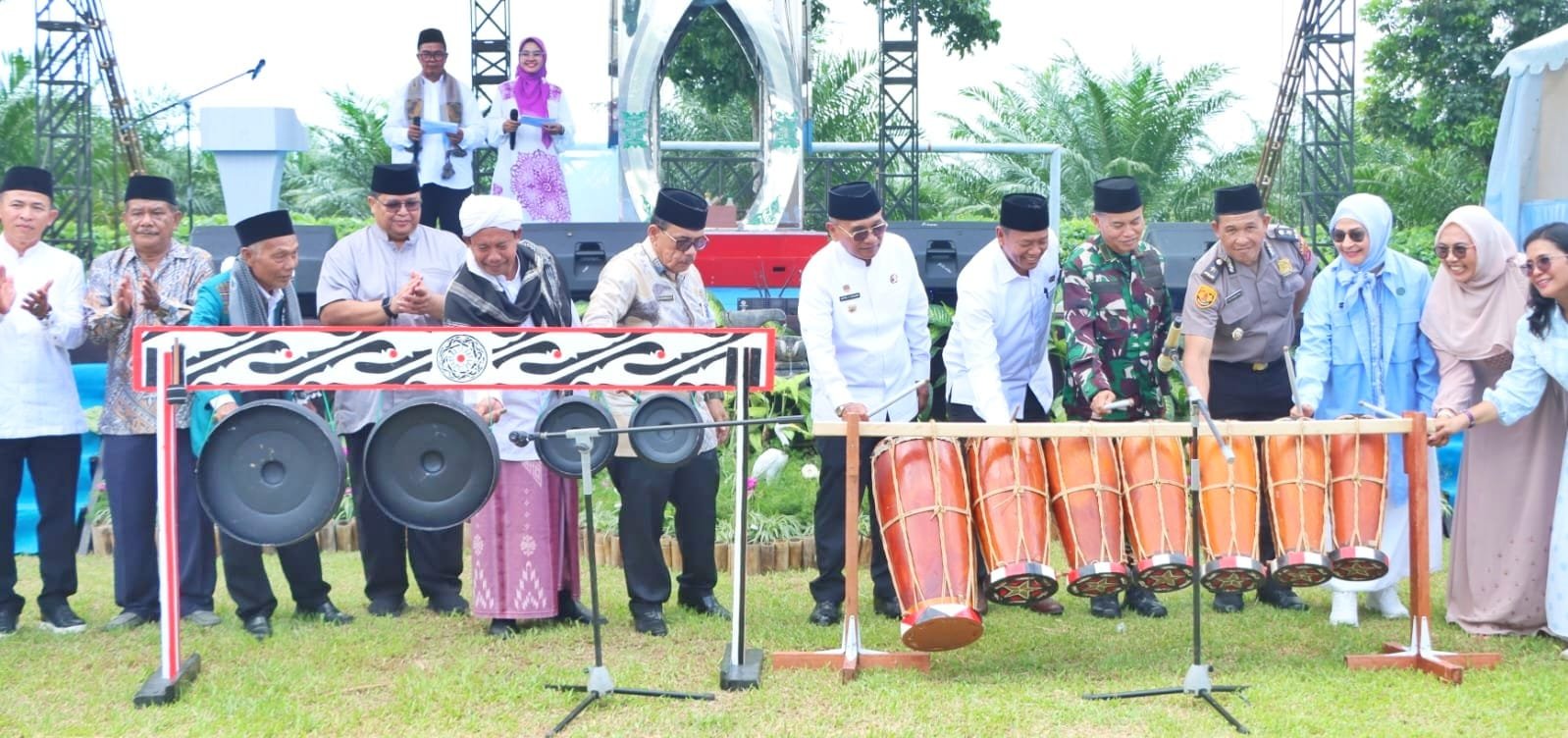 Dr. H. Anton Achmad Saragih, bersama Ketua DPRD, Sugiarto dan jajaran Forkompinda, saat pukul gondrong peresmian MTQ Tkt. Kabupaten.