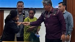 Wabup serahkan santunan kebakaran untuk pemilik rumah terbakar di Hutatinggi Parmonangan.