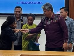 Pemkab Taput Serahkan Santunan Korban Kebakaran Hutatinggi