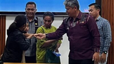 Wabup serahkan santunan kebakaran untuk pemilik rumah terbakar di Hutatinggi Parmonangan.