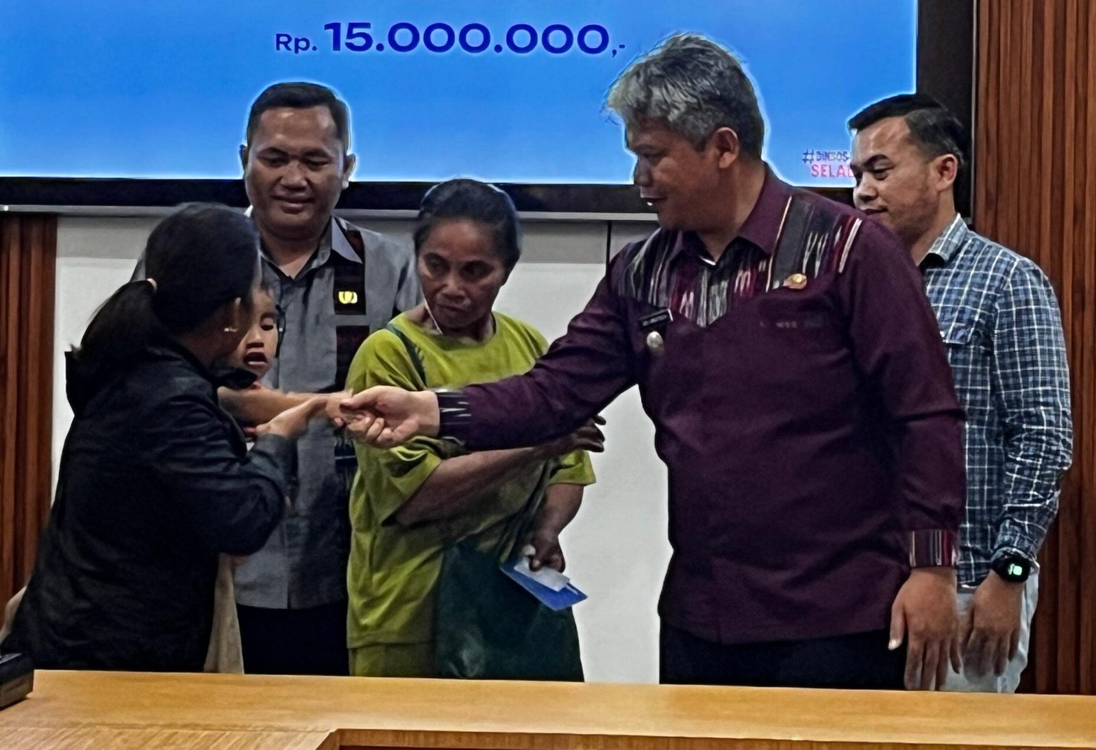 Wabup serahkan santunan kebakaran untuk pemilik rumah terbakar di Hutatinggi Parmonangan.