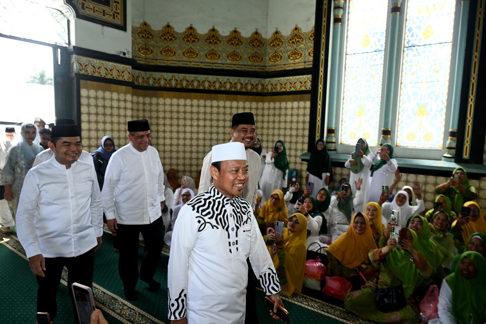 Forkopimda mengikuti Pengajian Akbar yang menghadirkan Penceramah Nasional Ustaz Das'ad Latif di Mesjid Raya Al-Mashun, Medan, Selasa (5/5/2026). Kegiatan ini merupakan rangkaian acara Peringatan Hari Jadi Ke-78 Provinsi Sumatera Utara.