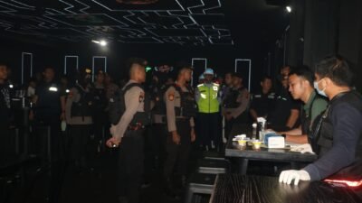 Kepolisian dan tim gabungan melakukan razia.
