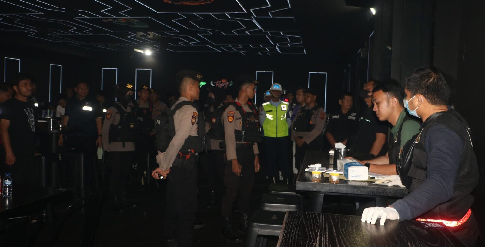 Kepolisian dan tim gabungan melakukan razia.
