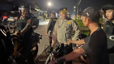 Anggota Polri melakukan patroli-razia di Belawan