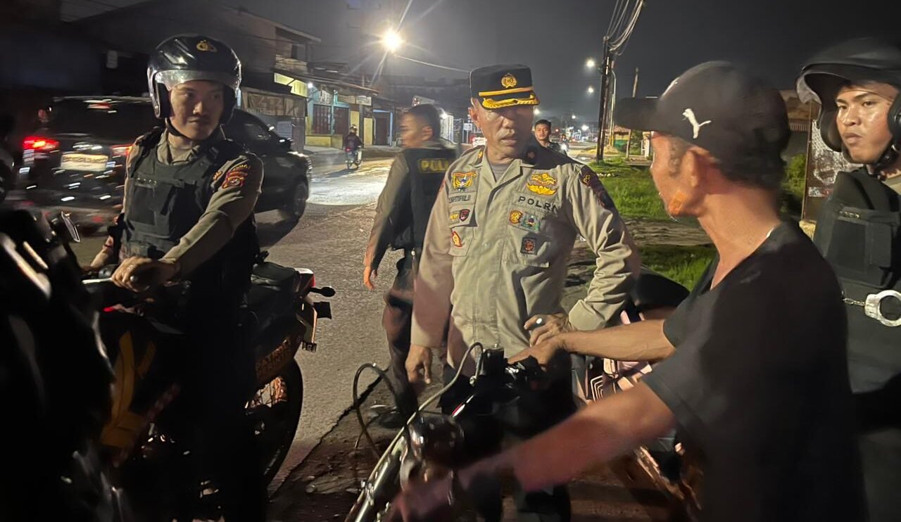 Anggota Polri melakukan patroli-razia di Belawan