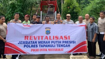 Personel Polsek Sibabangun bersama warga foto bersama setelah selesai Revitalisasi jembatan rambing dikerjakan.
