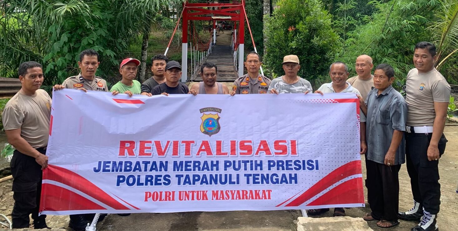 Personel Polsek Sibabangun bersama warga foto bersama setelah selesai Revitalisasi jembatan rambing dikerjakan.