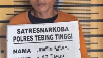 Pelaku yang diamankan petugas kepolisian.
