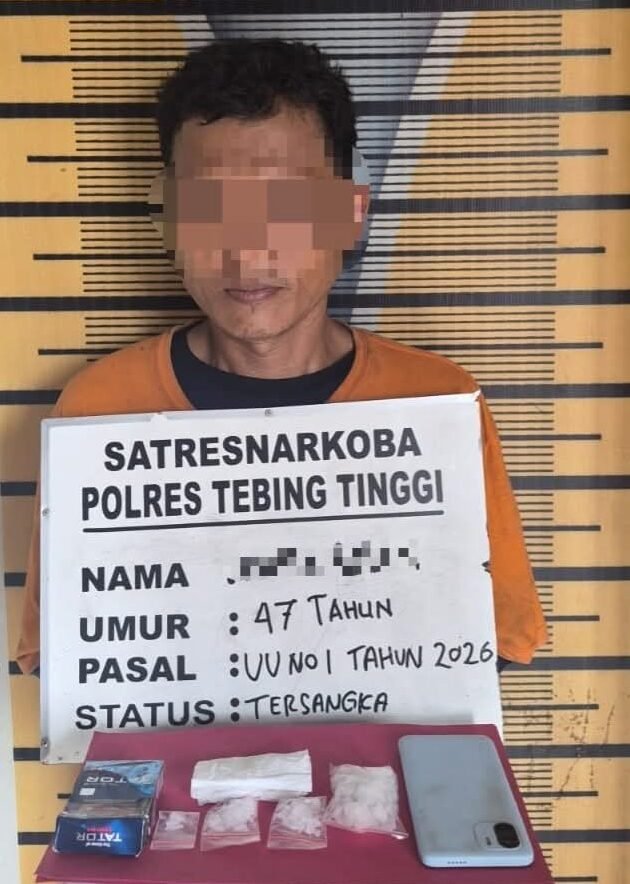 Pelaku yang diamankan petugas kepolisian.