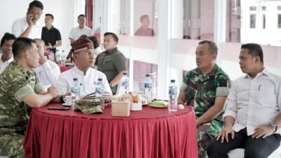 Bupati Simalungun (pakai bulang) saat menghadiri peresmian KDKMP.