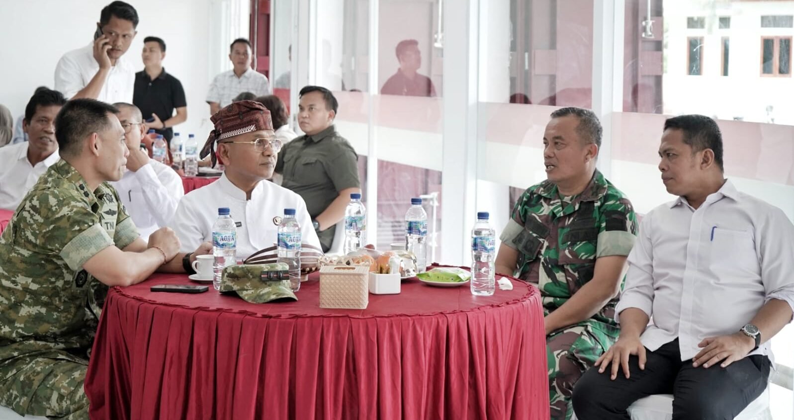 Bupati Simalungun (pakai bulang) saat menghadiri peresmian KDKMP.