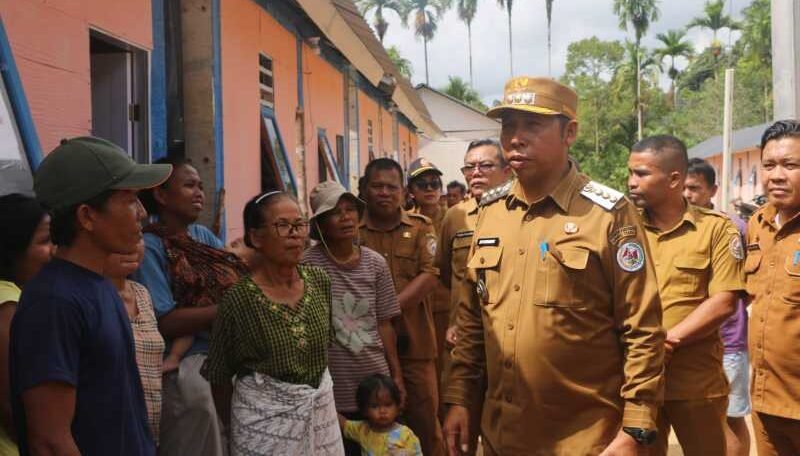 Bupati Taput JTP Hutabarat ke sekian kalinya meninjau pembangunan hunian tetap pasca bencana alam 2025,memastikan percepatan penyelesaiannya.