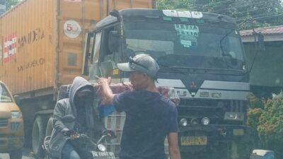 Truk mengangkut kontainer mogok di badan jalan tanjakan dekat jembatan sungai Tembung.