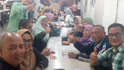 Lilik Suryadi, Rika Syafitri (berkaca mata), Bung Corney Panjaitan (berdiri), Azril (berkaca mata), Oon, Dian Rifani, Ana, Endang dan lainnya hadir di acara Temu Kangen di Cafe Roemah Kayu.