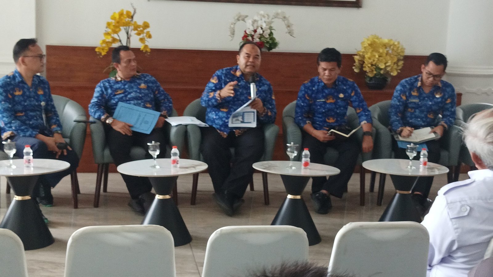 Kepala Bagian Kerjasama Biro Pemerintahan dan Otonomi Daerah Setdaprov Sumut, Ahmad Yamin saat konferensi pers terkait Program Prioritas, Proyek Strategis dan Kegiatan Unggulan OPD di Anjungan Dekranasda, lantai 1 Kantor Gubernur Sumut, Jalan Diponegoro No. 30, Medan, Rabu (17/6/2026).
