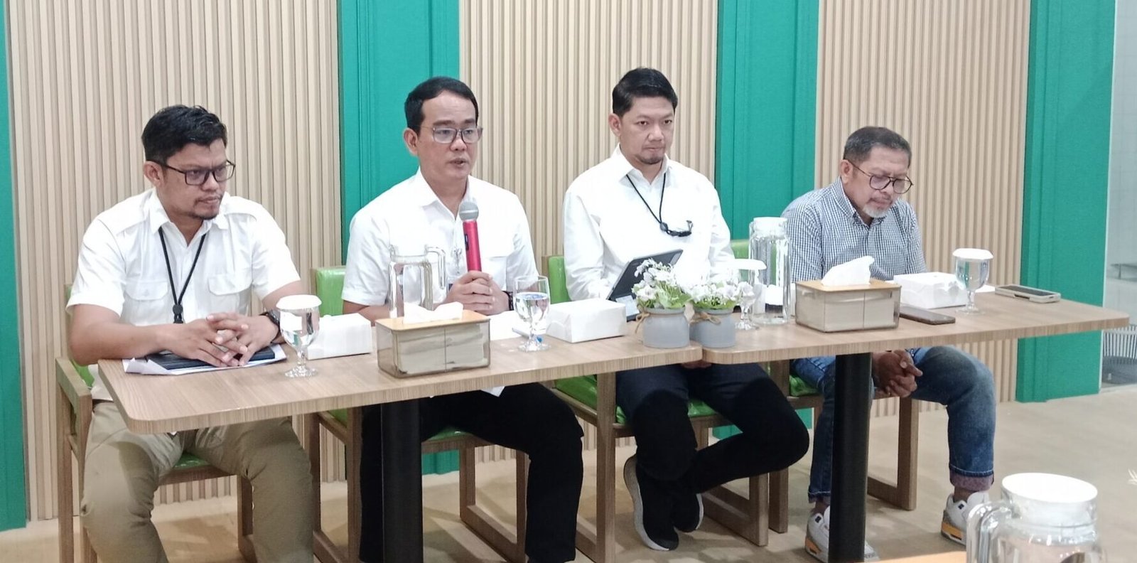 Pimpinan Wilayah Perum Bulog Sumatera Utara, Budi Cahyanto, didampingiWakil Pemimpin Wilayah Bulog Sumut, Pls Kepala Satuan Pengawas Internal (KSPI) Rusli serta Manajer Pemasaran, saat memberikan keterangan kepada wartawan di kantornya, Rabu, ( 10/6/26)
