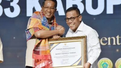 Bupati Tapteng Masinton Pasaribu saat menerima penghargaan dari Menteri Hukum RI Supratman Andi Atgas di Aula Raja Inal siregar Kantor Gubsu, Rabu (10/6/2026).