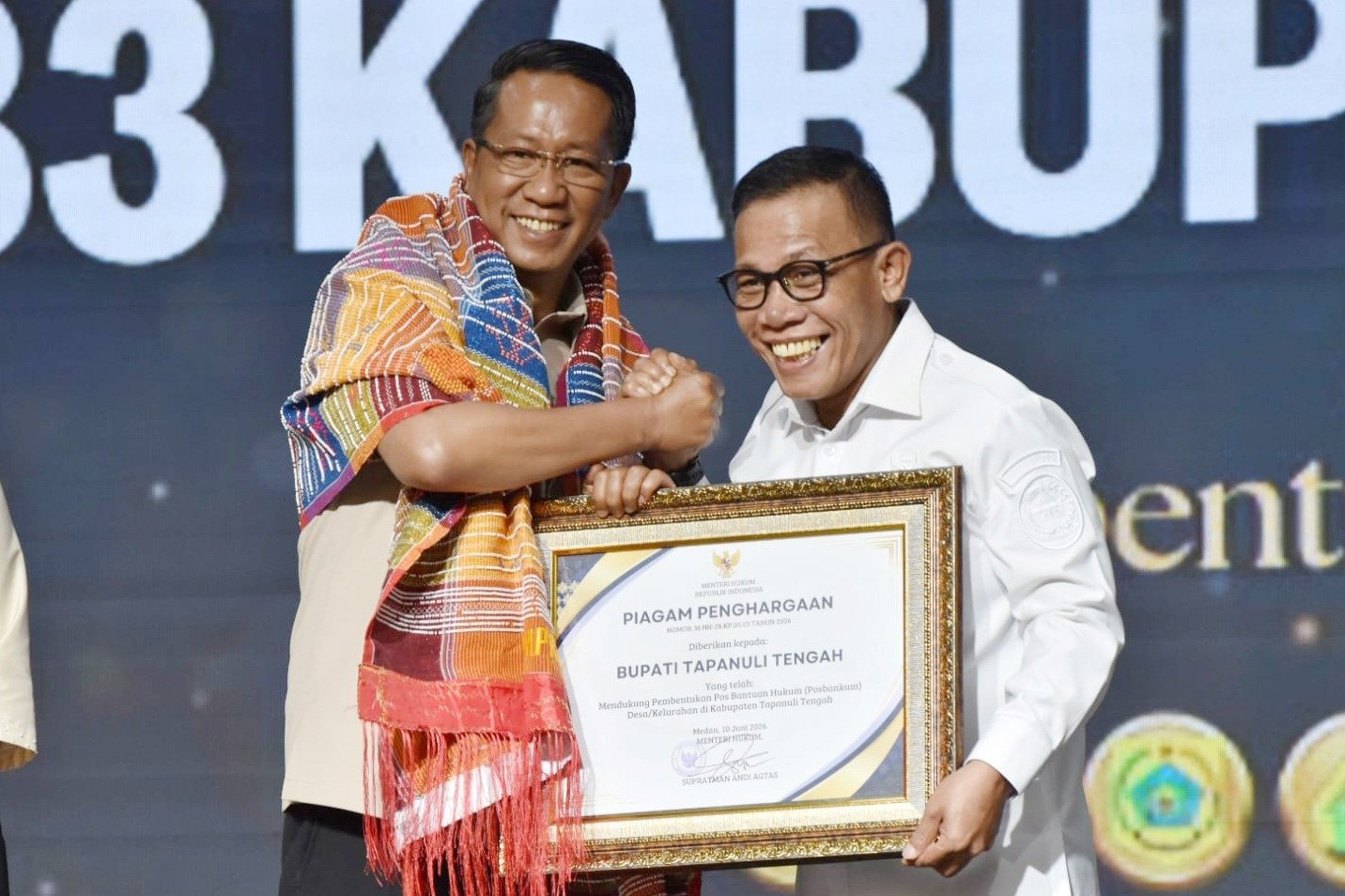 Bupati Tapteng Masinton Pasaribu saat menerima penghargaan dari Menteri Hukum RI Supratman Andi Atgas di Aula Raja Inal siregar Kantor Gubsu, Rabu (10/6/2026).