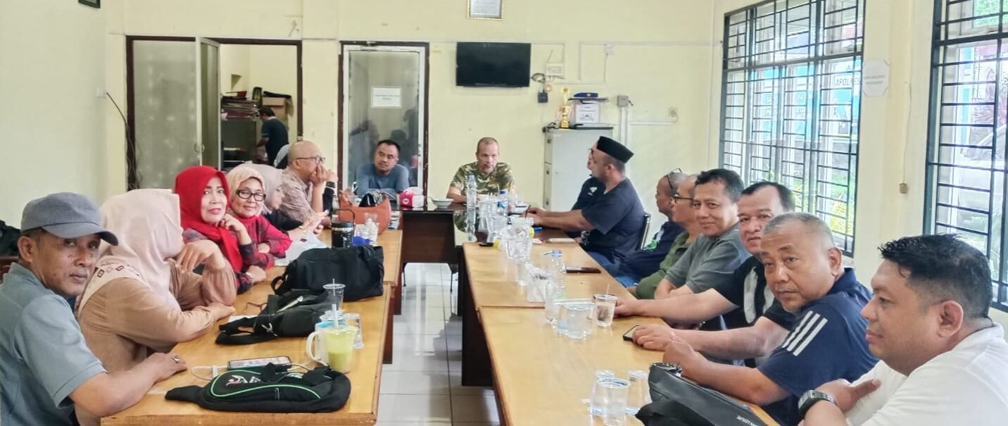 Farianda Putra Sinik, Ketu a PWI Sumut saat memimpin Rapat Panitia Family Gathering 2026.