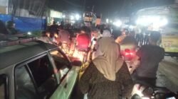 Tampak kenderaan roda dua dan roda empat terjebak macet di Jalan Pasar VII, Simpang Jodoh Tembung di Desa Bandar Klippa.