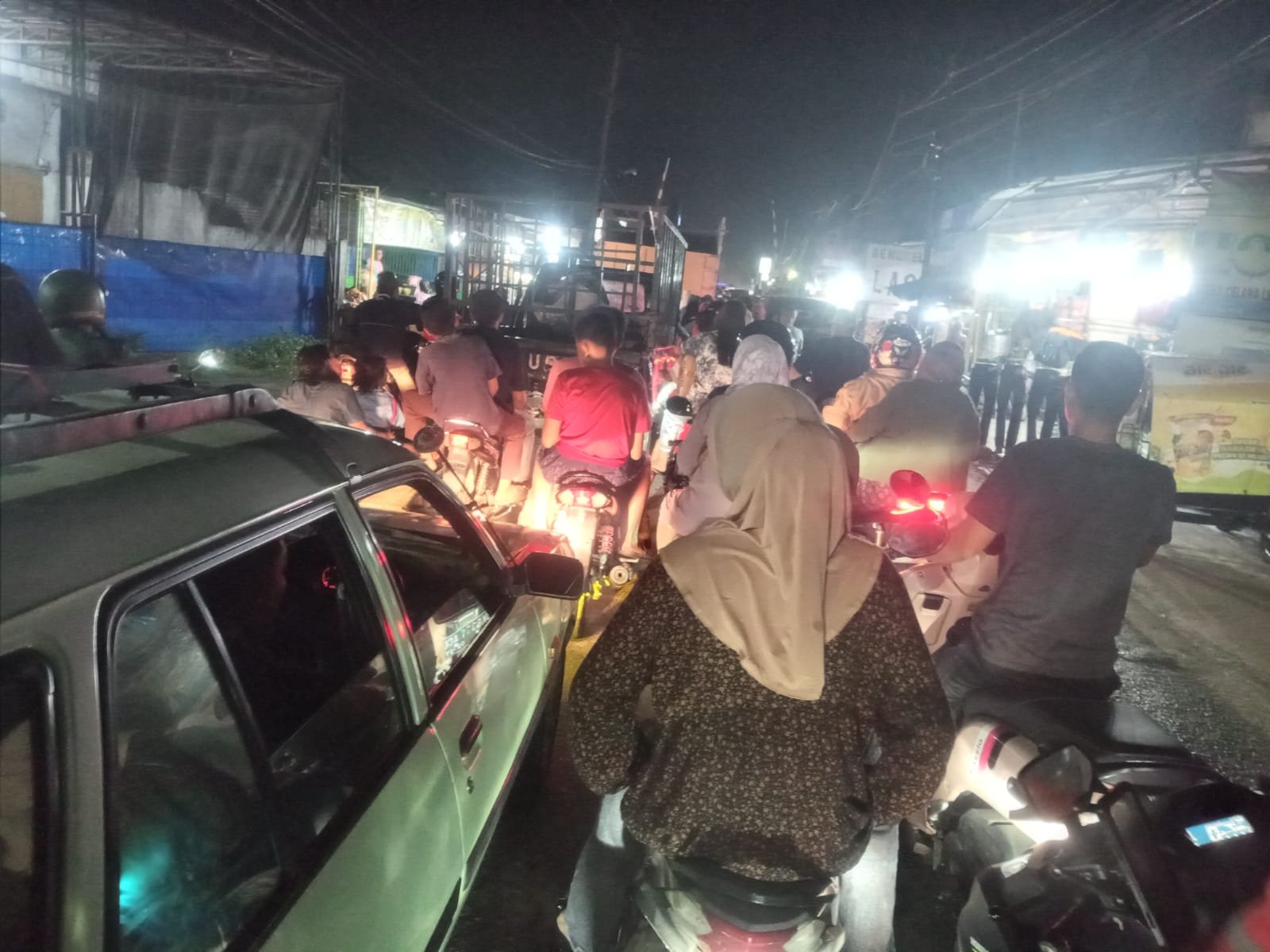 Tampak kenderaan roda dua dan roda empat terjebak macet di Jalan Pasar VII, Simpang Jodoh Tembung di Desa Bandar Klippa.