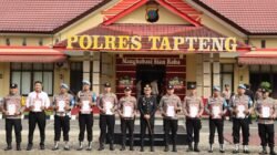 Kapolres Tapteng AKBP Muhammad Alan Haikel foto bersama dengan personel Polisi Tapteng yang menerima penghargaan berprestasi, Senin (1/6/2026).