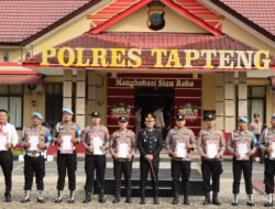 Kapolres Tapteng Berikan Penghargaan Kepada Personel Berprestasi
