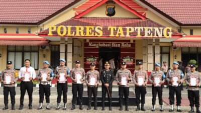Kapolres Tapteng AKBP Muhammad Alan Haikel foto bersama dengan personel Polisi Tapteng yang menerima penghargaan berprestasi, Senin (1/6/2026).