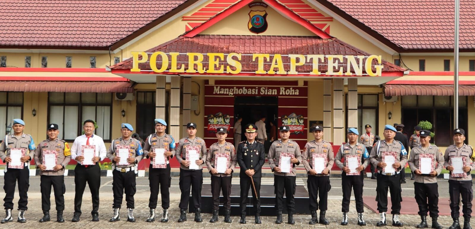 Kapolres Tapteng AKBP Muhammad Alan Haikel foto bersama dengan personel Polisi Tapteng yang menerima penghargaan berprestasi, Senin (1/6/2026).