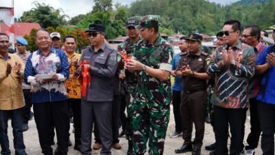 Pangdam I BB bersama Bupati Taput meresmikan jembatan strategis di Siualuompu Tarutung Kamis (4/6).