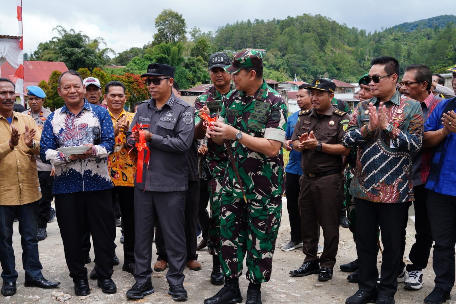 Pangdam I BB bersama Bupati Taput meresmikan jembatan strategis di Siualuompu Tarutung Kamis (4/6).