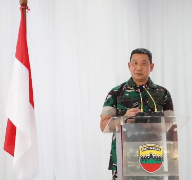 Pangdam I/BB saat memberikan arahan dan foto bersama dengan Danrem 023/KS beserta jajaran. 