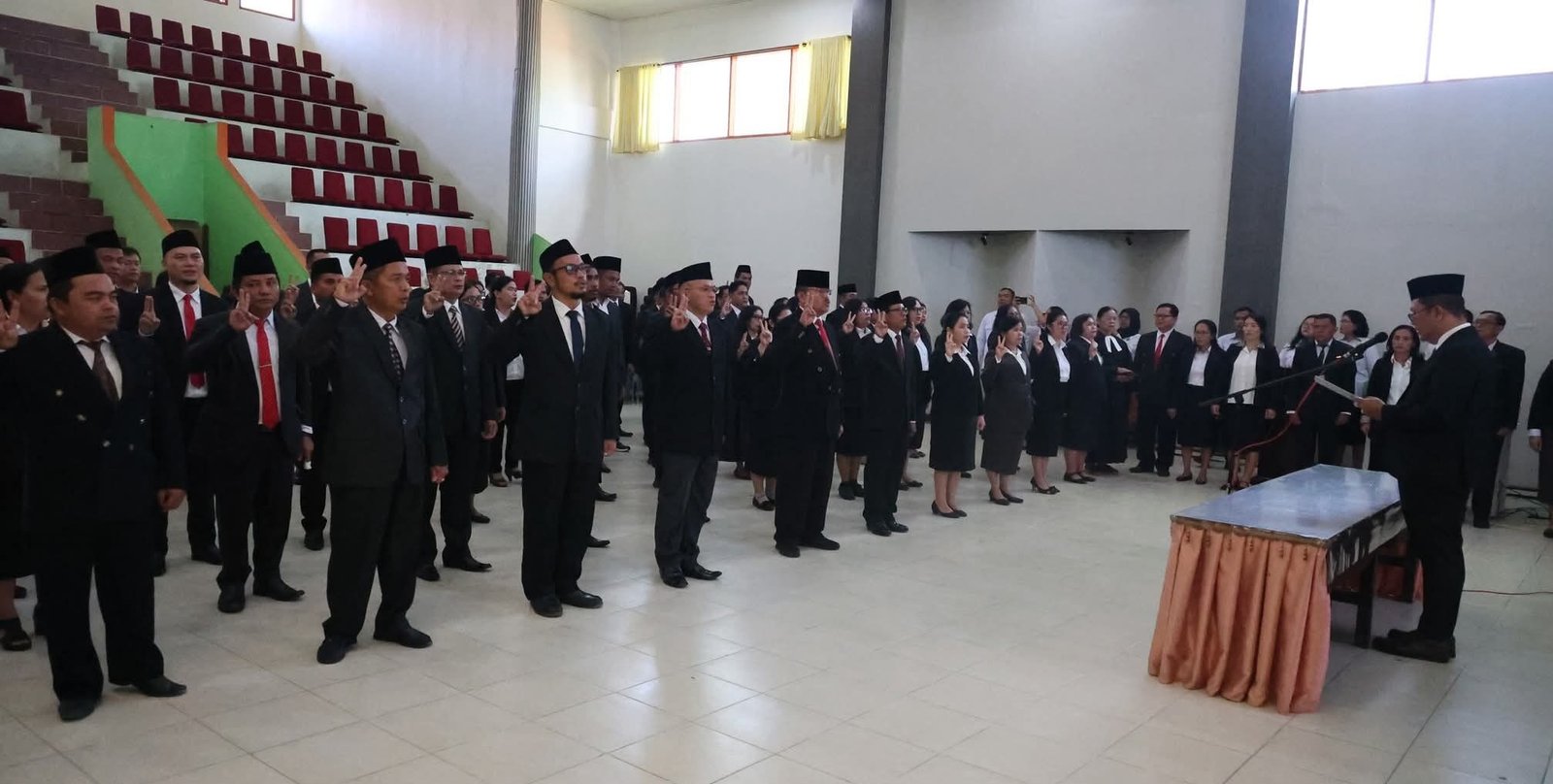 Rektor IAKN Tarutung melantik pejabat fungsional/ struktural dan Kepala UPT IAKN,Senin (8/6).