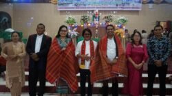 Ketua Tim PKK Taput Ny.Neny Angelina JTP Hutabarat hadiri Pesta Kebangkitan Anak Sekolah Minggu di Pahae Julu.
